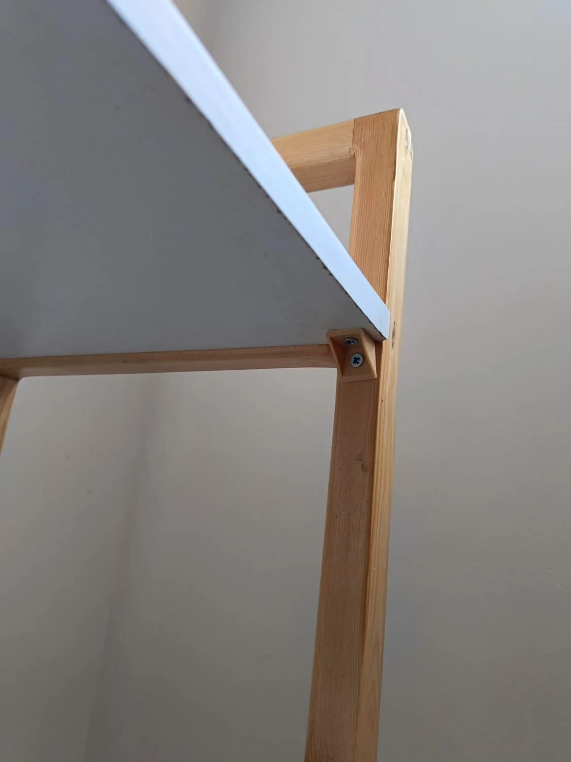 Detail structure bois naturel trolley salle de bain