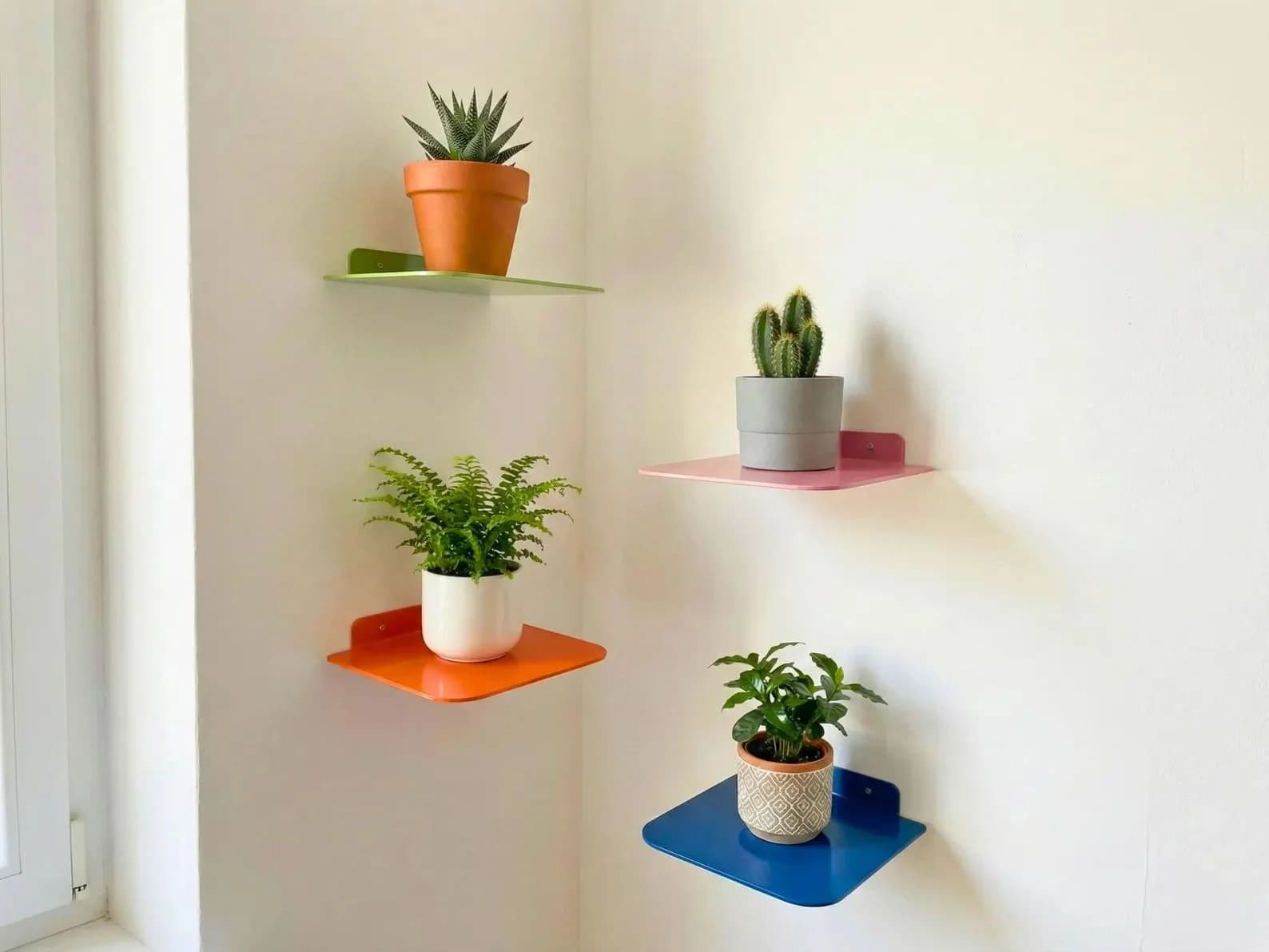 Set de 4 etageres murales carrees colorees - vert orange rose bleu