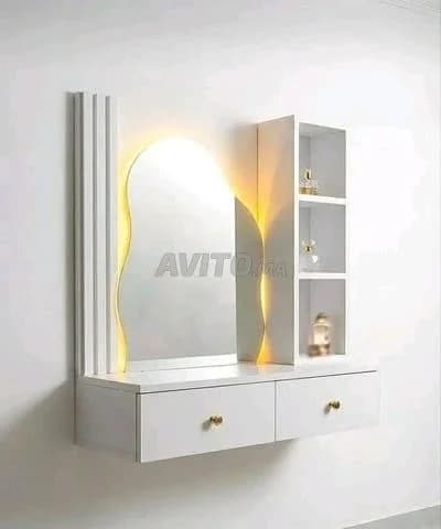 Coiffeuse murale blanche avec miroir LED forme organique et tiroirs dores