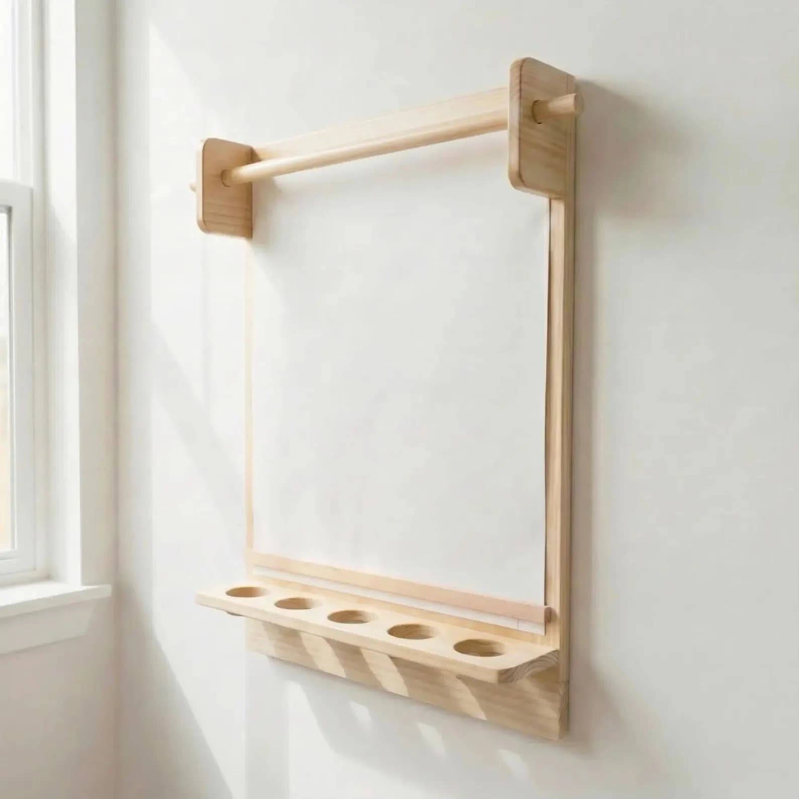 Detail rouleau papier kraft et tablette porte-crayons tableau mural enfant