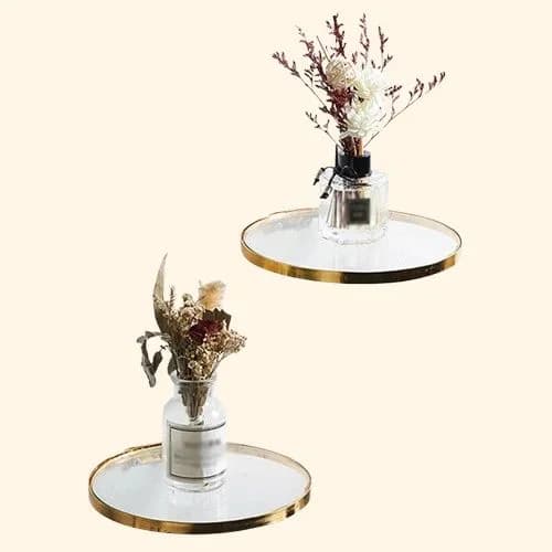 Detail fabrication artisanale etagere cercles metal dore atelier